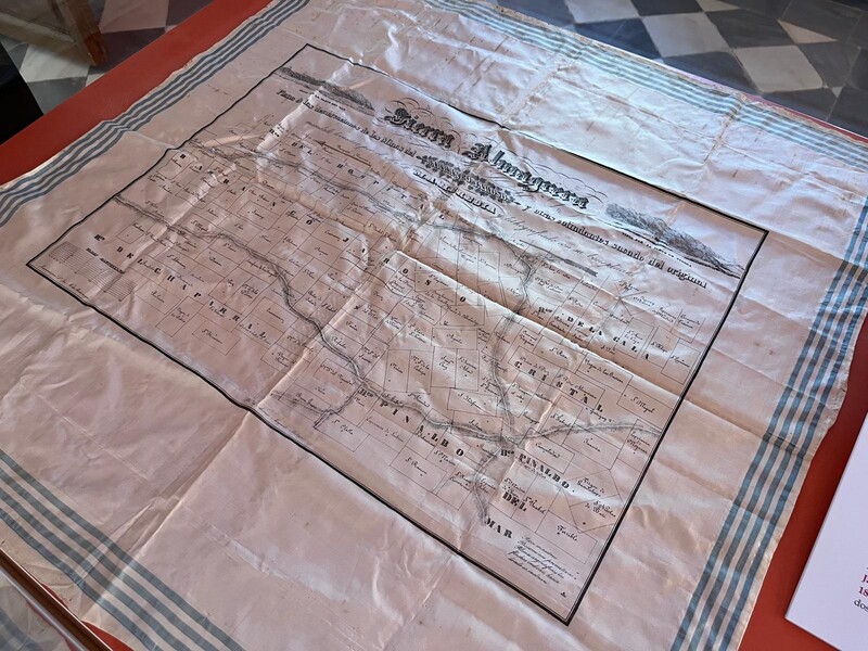 Donan al Ayuntamiento una pieza única del siglo XIX, un plano de Almagrera ‘impreso’ en un pañuelo de seda
