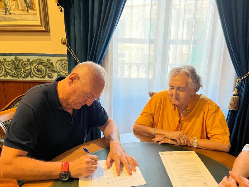Donan al Ayuntamiento una pieza única del siglo XIX, un plano de Almagrera ‘impreso’ en un pañuelo de seda