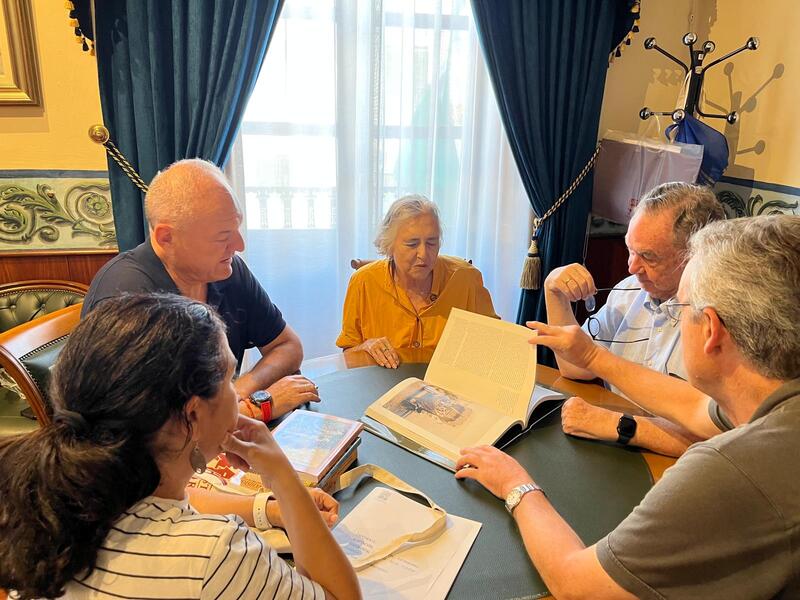 Donan al Ayuntamiento una pieza única del siglo XIX, un plano de Almagrera ‘impreso’ en un pañuelo de seda