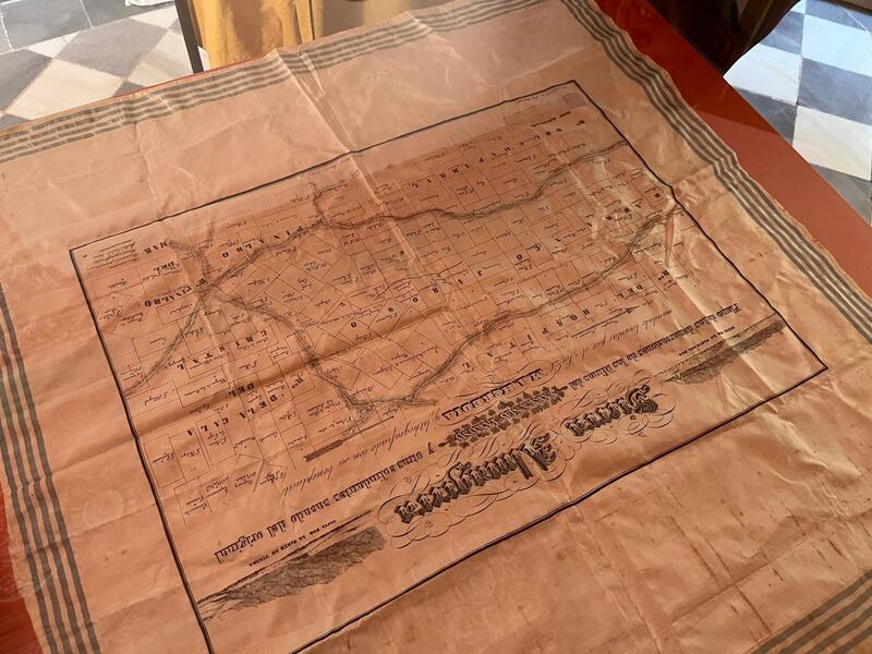 Donan al Ayuntamiento una pieza única del siglo XIX, un plano de Almagrera ‘impreso’ en un pañuelo de seda