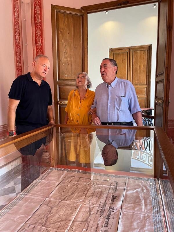 Donan al Ayuntamiento una pieza única del siglo XIX, un plano de Almagrera ‘impreso’ en un pañuelo de seda