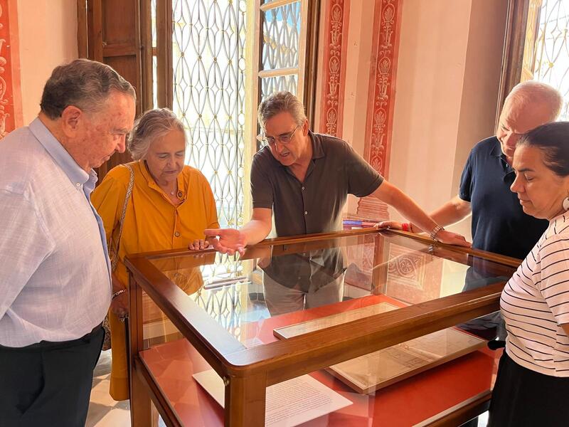 Donan al Ayuntamiento una pieza única del siglo XIX, un plano de Almagrera ‘impreso’ en un pañuelo de seda