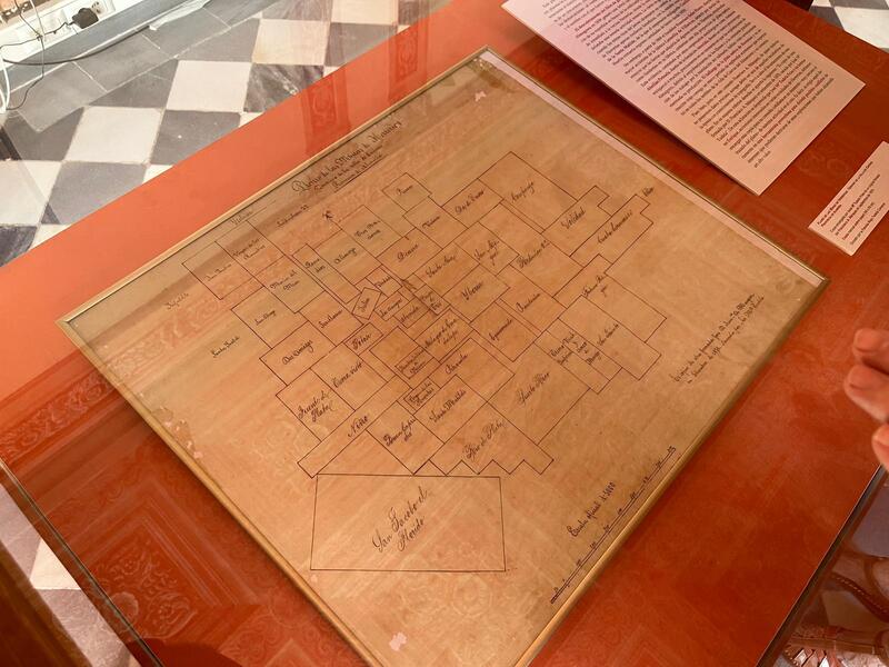 Donan al Ayuntamiento una pieza única del siglo XIX, un plano de Almagrera ‘impreso’ en un pañuelo de seda
